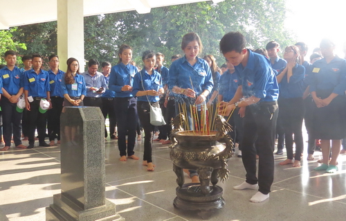 Các em học sinh thắp hương tại mộ cụ Phó bảng Nguyễn Sinh Sắc